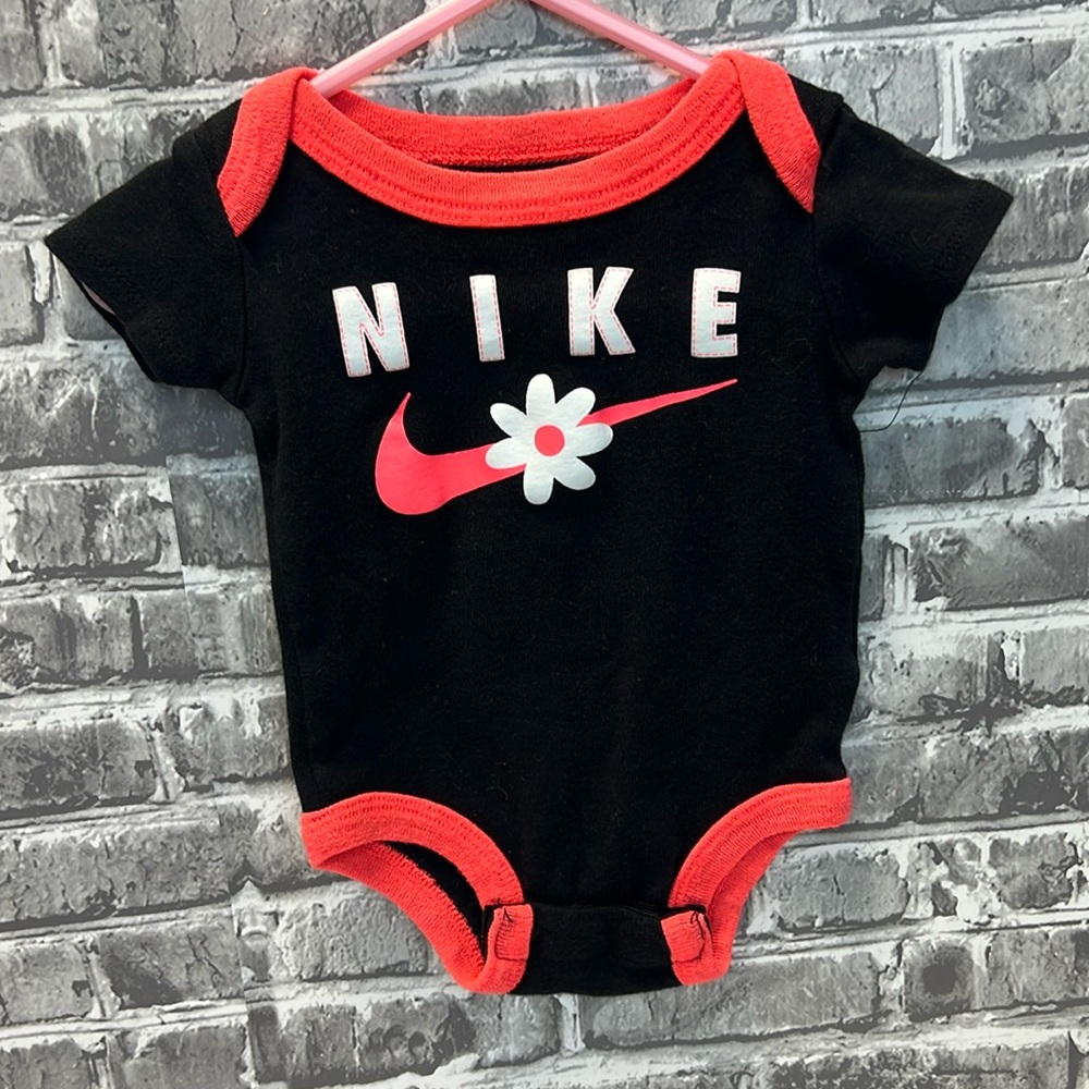 Nike‎ onesie